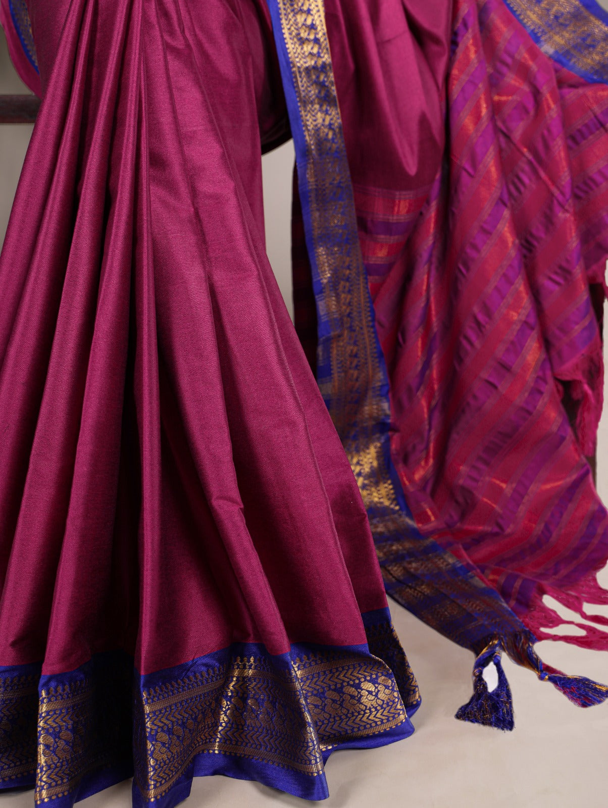 Elegant Aura Silk Saree with Zari Weaving Work & Matching Blouse